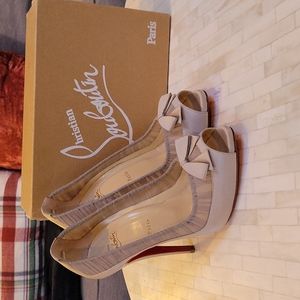 NWOT Christian Louboutin peeptoe pump